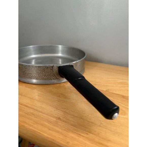 Flavor Seal Kinney Ware 9" Hammered Aluminum Fry Pan Textured Exterior Handle - Picture 6 of 8